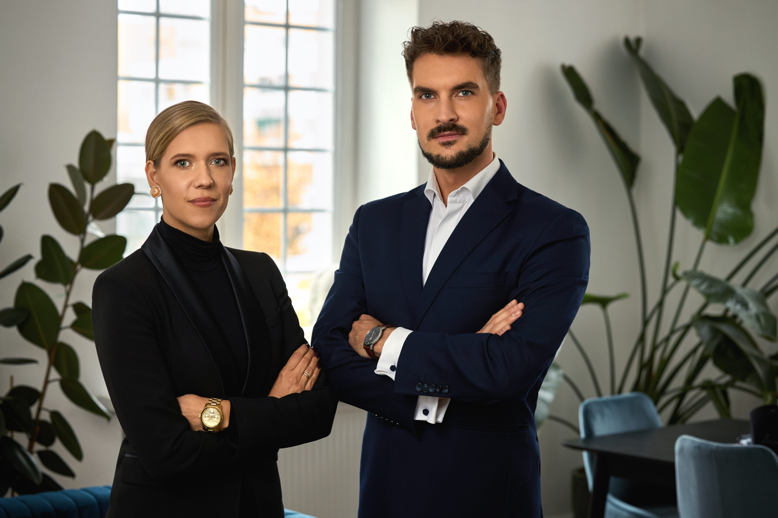 Adwokat Maria Grzegorek-Rutkowska i Adwokat Maciej Kaczmarek na tle kancelarii