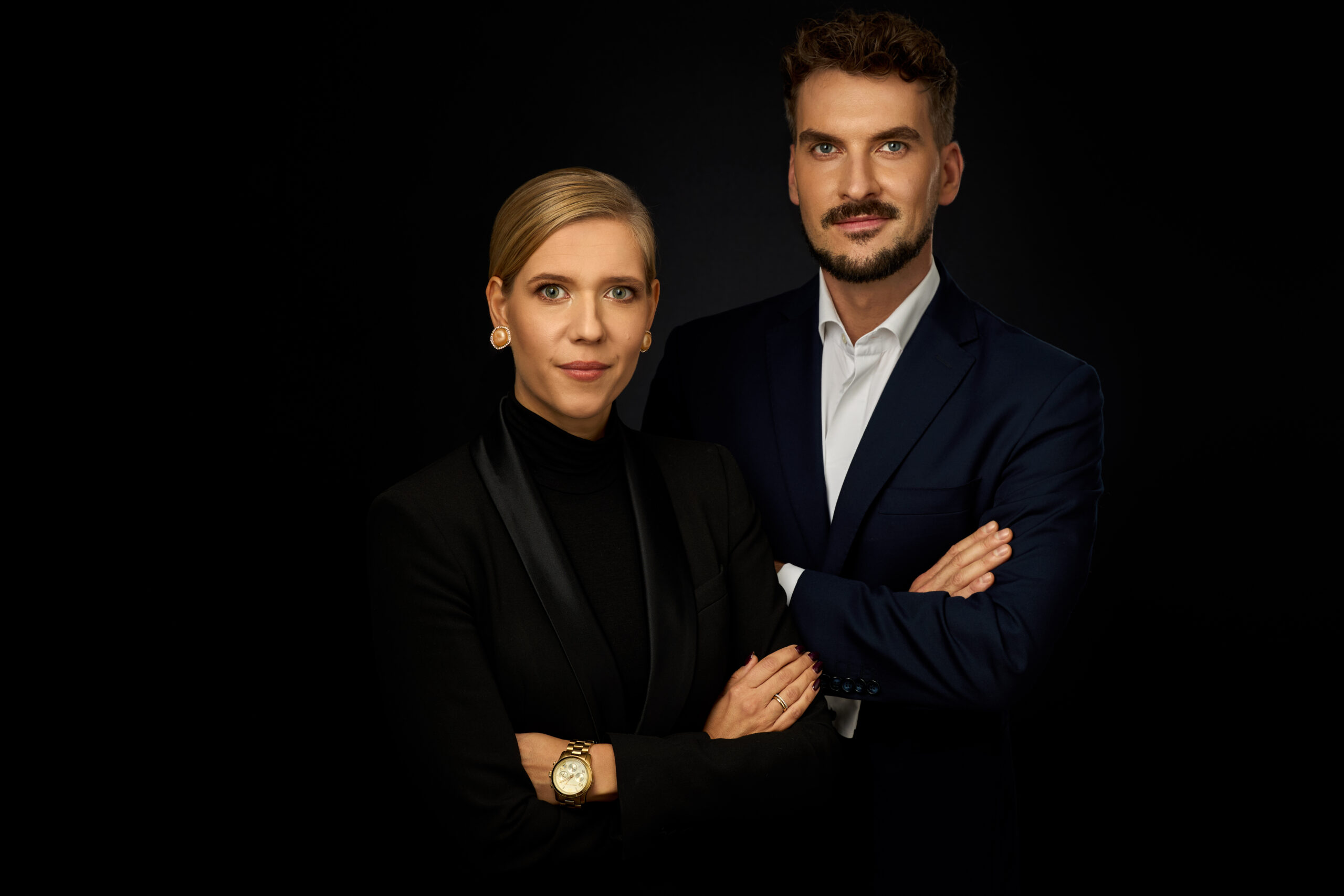 Adwokat Maria Grzegorek-Rutkowska i Adwokat Maciej Kaczmarek na czarnym tle